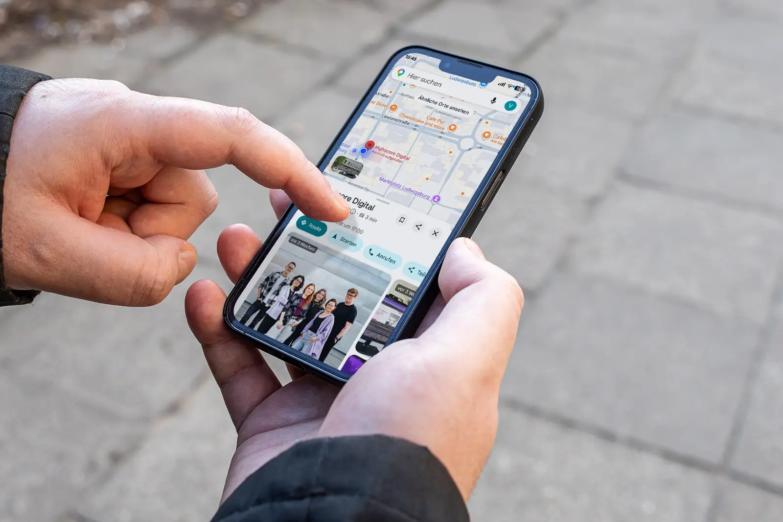 Smartphone mit Google Unternehmensprofil und Google-Maps-Ansicht. Foto: Alina - stock.adobe.com / Highscore Digital