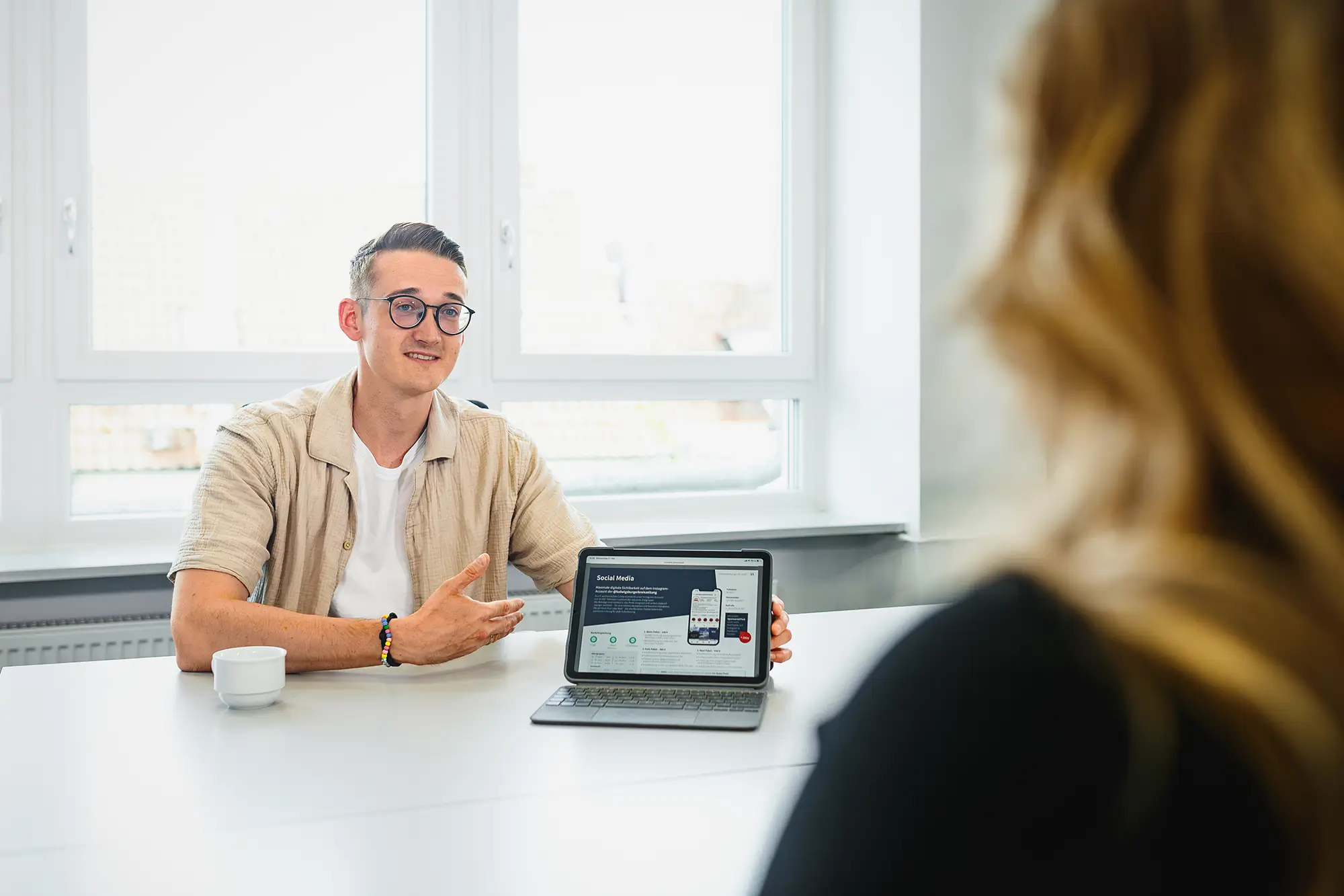 Sales Manager von Highscore Digital im Kundengespräch